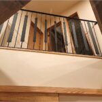 木の空間に金属でアクセントを