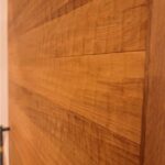 釿(ちょうな)がけされた扉